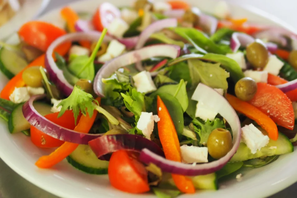 Griekse salade met feta, olijven, tomaat en komkommer