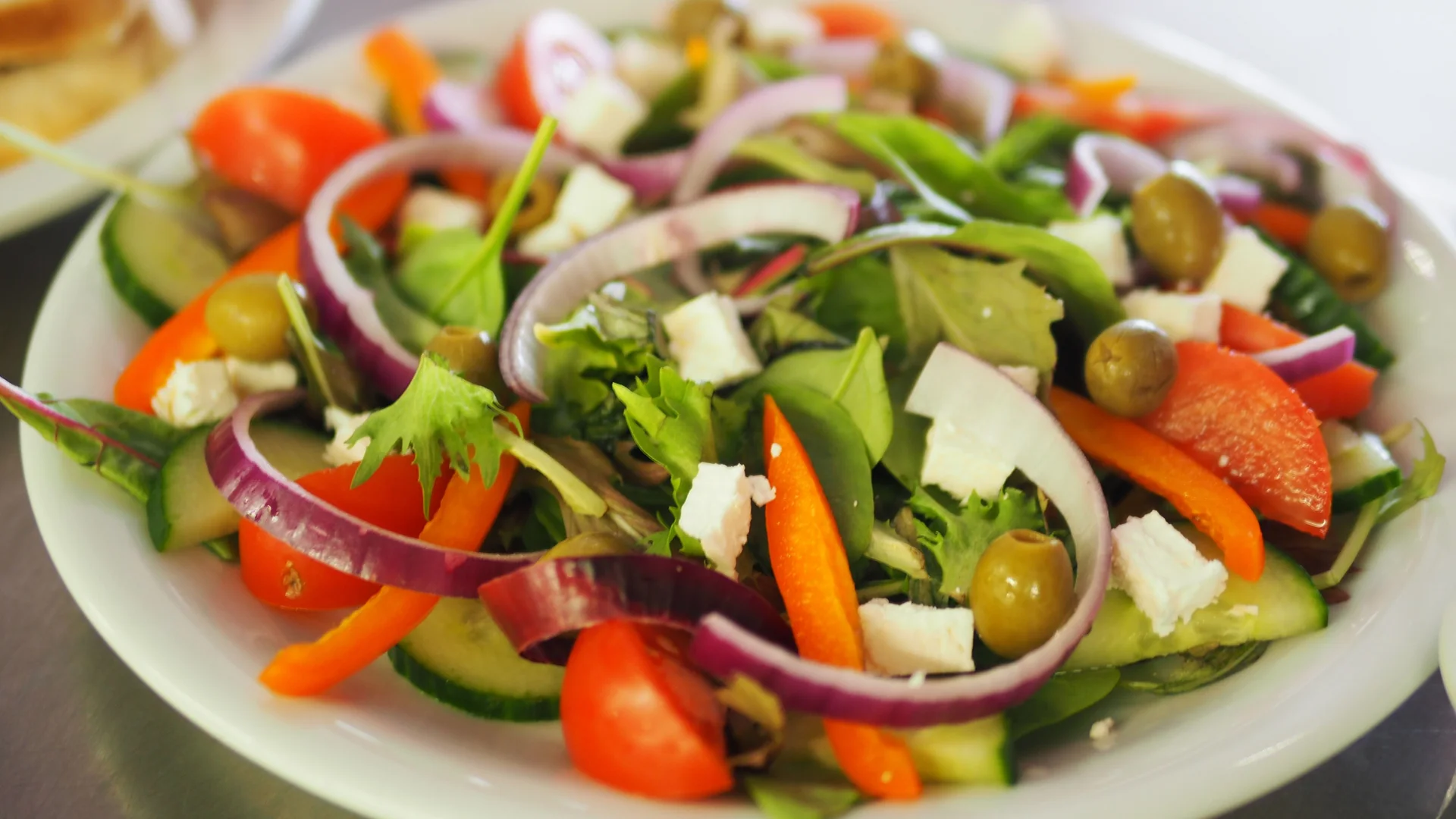 Griekse salade met feta, olijven, tomaat en komkommer